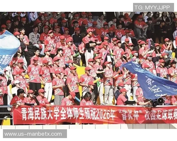 激情四溢的足球啦啦队歌唱响赛场激励每一位球员奋勇争先的热血旋律