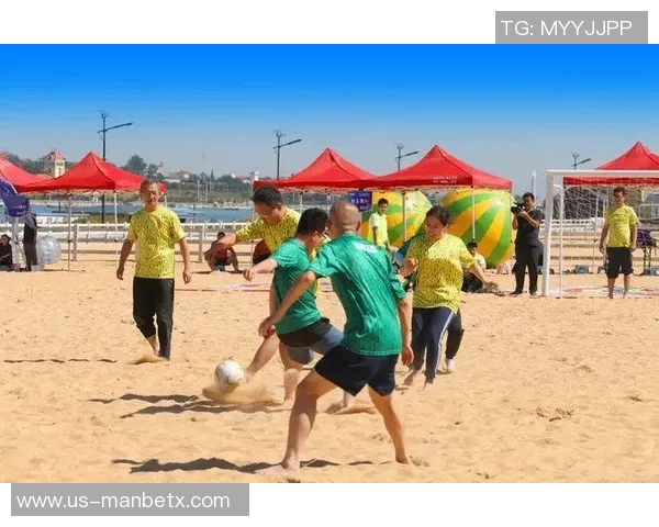 沙滩上的激情碰撞趣味沙滩足球带你体验夏日狂欢的乐趣与挑战
